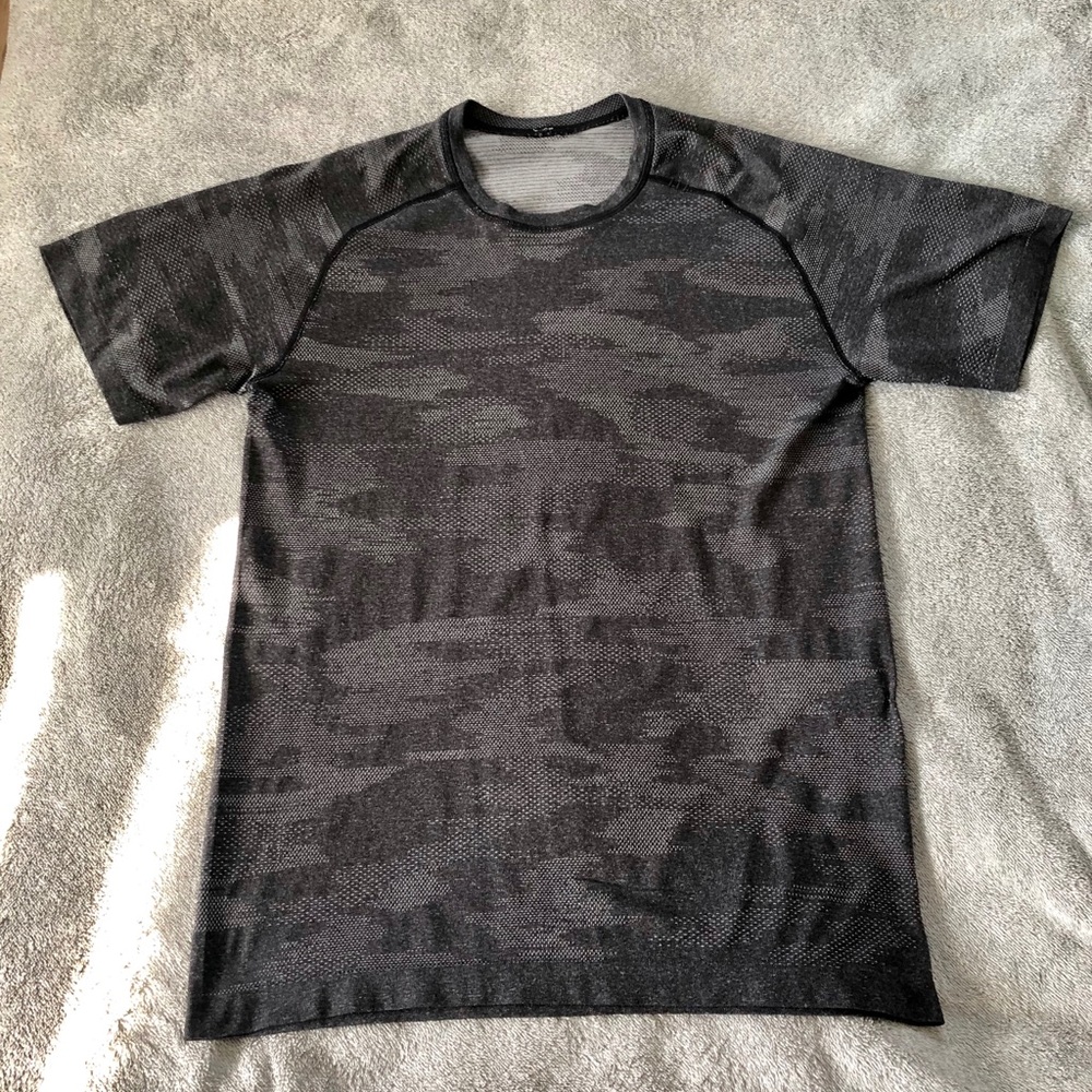 Lululemon men’s athletic t shirt size medium